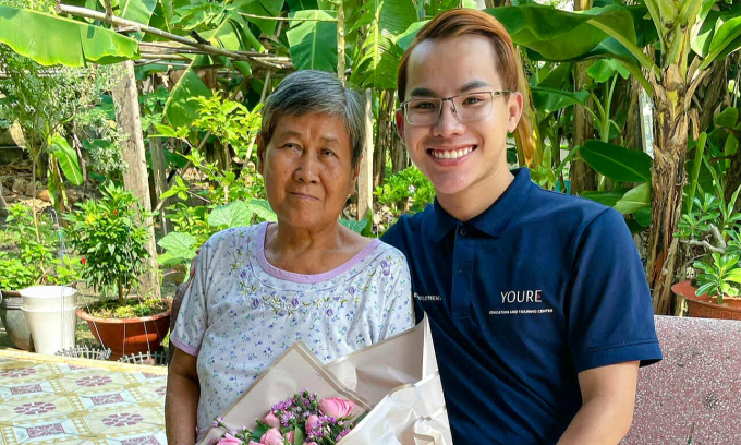 Phong took a photo with Hanh's mother, 2021. Photo: Provided by the character