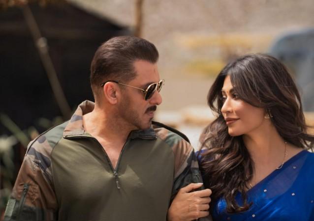 Battle of Galwan: Salman Khan–Chitrangda Singh's cold chemistry, forced romantic expressions in song Main Hoon draw criticism; fans say, 'bhai please retire' Battle of Galwan: Salman Khan–Chitrangda Singh's cold chemistry, forced romantic expressions in song Main Hoon draw criticism; fans say, 'bhai please retire'