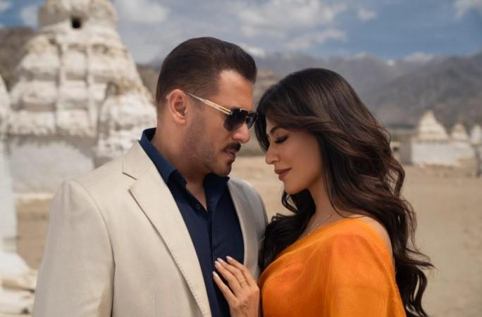 Battle of Galwan: Salman Khan–Chitrangda Singh's cold chemistry, forced romantic expressions in song Main Hoon draw criticism; fans say, 'bhai please retire' Battle of Galwan: Salman Khan–Chitrangda Singh's cold chemistry, forced romantic expressions in song Main Hoon draw criticism; fans say, 'bhai please retire'