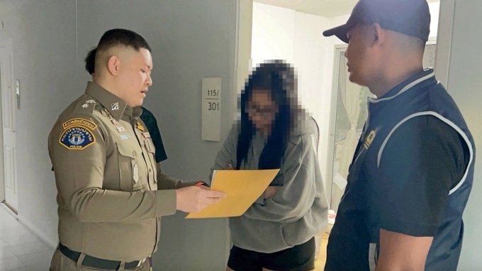 Thai police presented an arrest warrant tp Wasarin Naraphat (C) in February 2026. Photo by CIB