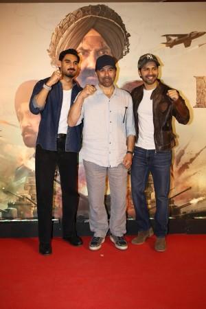 Border 2 screening: Varun Dhawan touches Sunny Deol's feet; actor struggles to bend while stopping Varun, fans say Sunny Deol has grown old Border 2 screening: Varun Dhawan touches Sunny Deol's feet; actor struggles to bend while stopping Varun, fans say Sunny Deol has grown old
