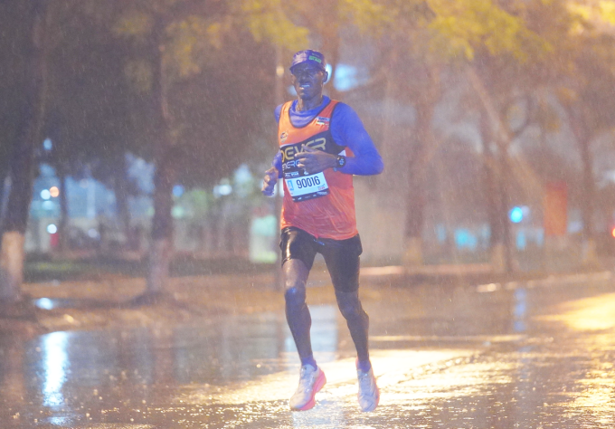 Wendwesen Tilahun Damte strides under heavy rain at Read Marathon All-Star 2026 before DNF (Did not finish) the 10km mark. Photo courtesy of Read Marathon