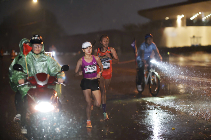 Pham Thi Hong Le and Marta Tinsae Birehan on the 42km course at Read Marathon All-Star 2026. Photo courtesy of Read Marathon