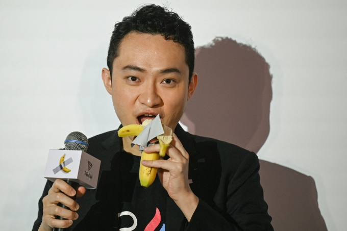 Justin Sun eats a banana on the wall in a work worth 6.2 million USD in November 2024. Photo: AFP