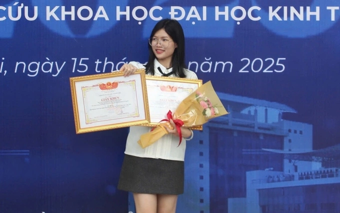 Le Thi Mai Trang receives a certificate of merit from the National Economics University for her scientific research achievements in 2025. Photo courtesy of Trang