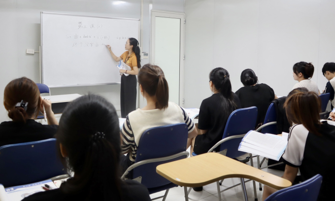 Ms. Chung's foreign language class consists mostly of workers working at Chinese FDI enterprises. Photo: Huong Huong