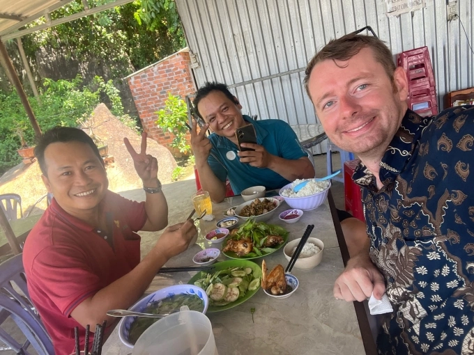 Hans (far right), 36 years old, British, living in Da Nang, had lunch with a Vietnamese neighbor. Photo: Provided by the character