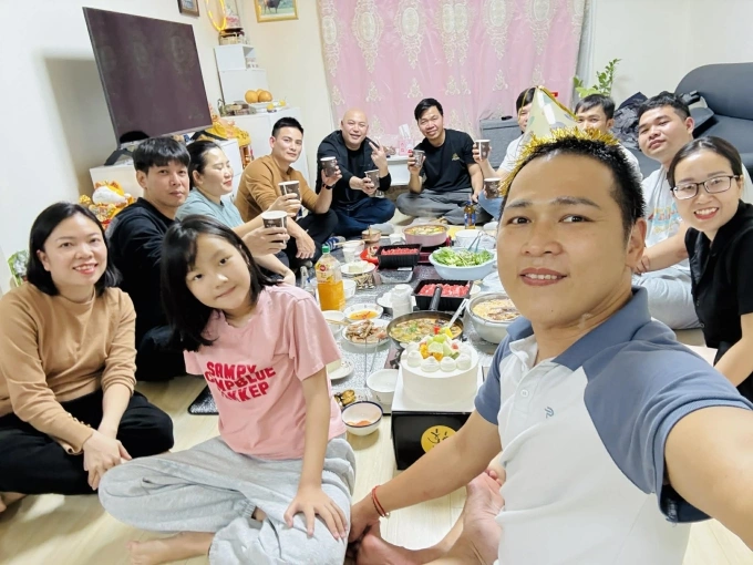 Family and friends shared joy with Mr. Hien's family in the family's apartment in Korea. Photo: An Phuong