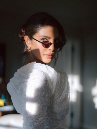 Priyanka Chopra slays in sexy thigh-high glam couture, kisses Nick Jonas as green forest jiju wears her mangalsutra as bracelet at The Bluff premiere