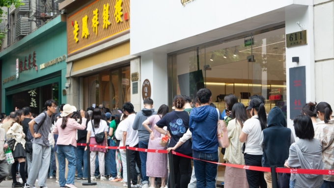 Customers line up outside a jewelry store in Shanghai, May 2025. Photo by Read/Reuters