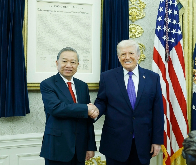 General Secretary of the Communist Party of Vietnam To Lam (L) poses for a photo with U.S. President Donald Trump at the White House in Washington, U.S., Feb. 20, 2026. Photo by VNA/VNS