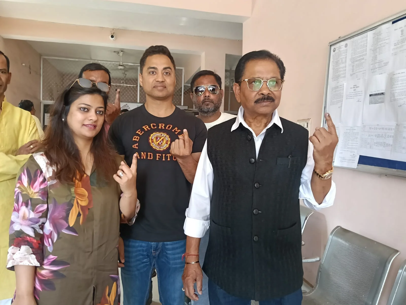Voting for Lohardaga Municipal Council was first fast and then slow, 52.87% voting till 3 pm, Sukhdev Bhagat-Dheeraj Sahu cast 33 votes. 3 6