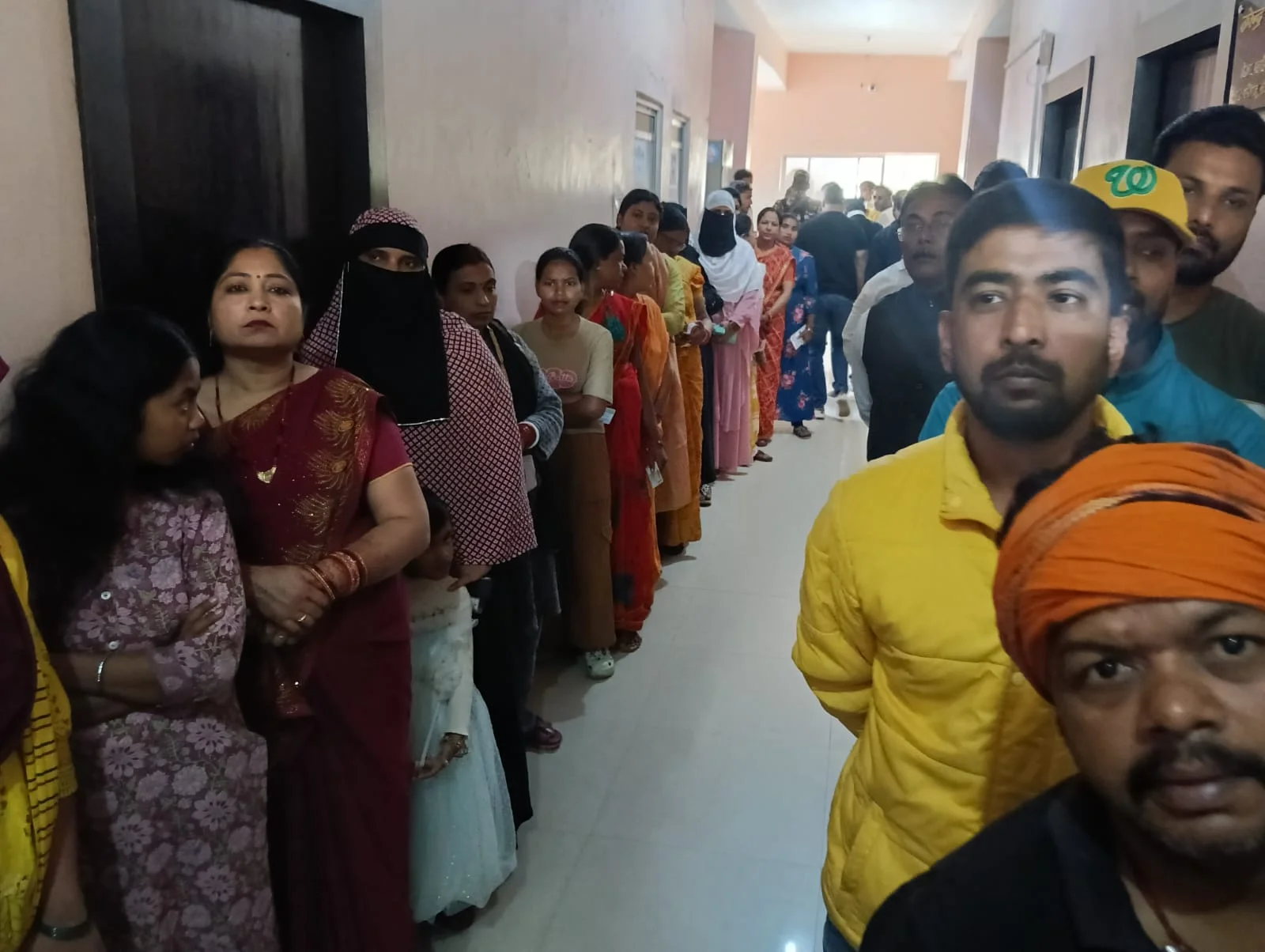 Voting for Lohardaga Municipal Council was first fast and then slow, till 3 pm 52.87% voting, Sukhdev Bhagat-Dheeraj Sahu cast 39 votes. 8 7