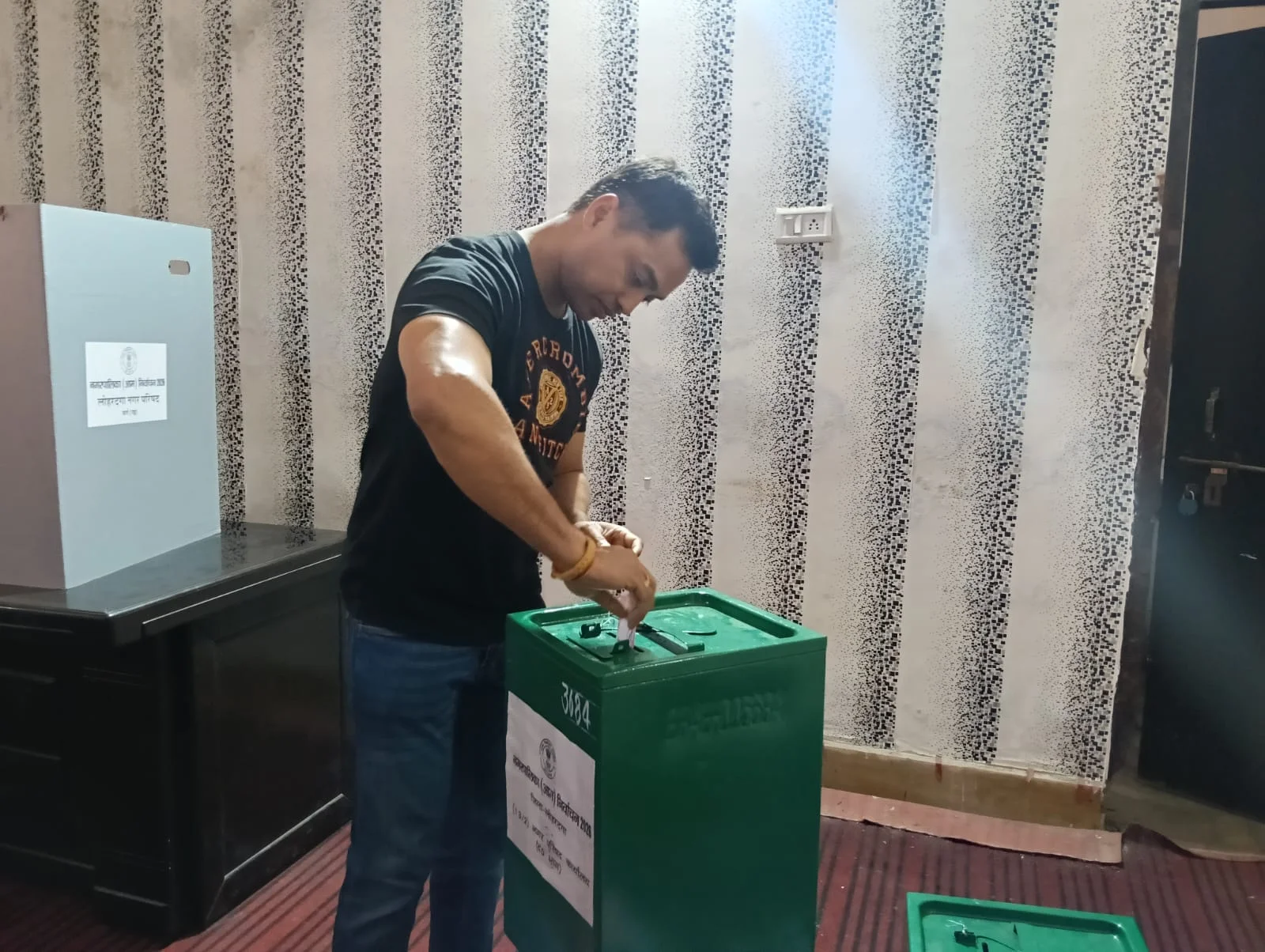 Voting for Lohardaga Municipal Council was first fast and then slow, 52.87% voting till 3 pm, Sukhdev Bhagat-Dheeraj Sahu cast 43 votes. 12 3