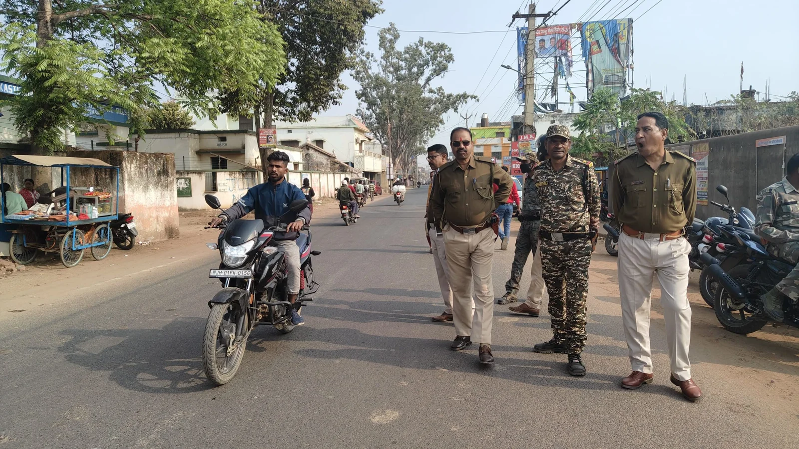Voting for Lohardaga Municipal Council was first fast and then slow, 52.87% voting till 3 pm, Sukhdev Bhagat-Dheeraj Sahu cast 46 votes. 15 3 scaled
