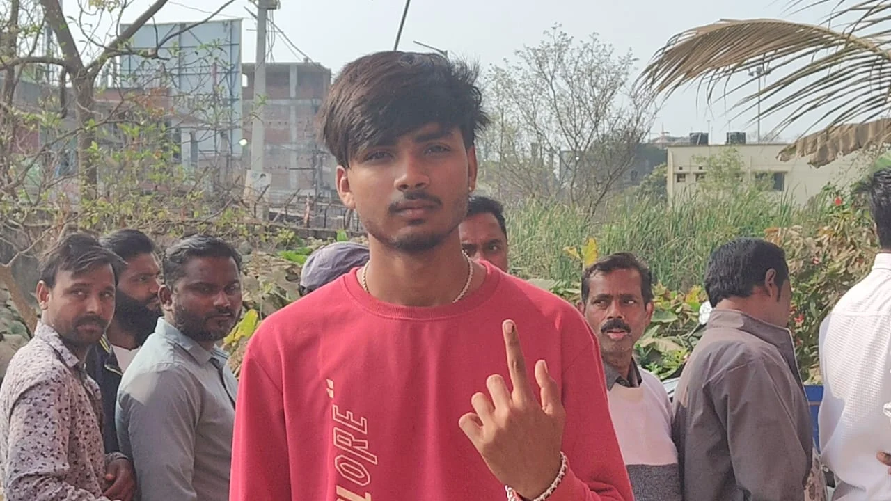 Voting for Lohardaga Municipal Council was first fast and then slow, 52.87% voting till 3 pm, Sukhdev Bhagat-Dheeraj Sahu cast 47 votes. 16 3