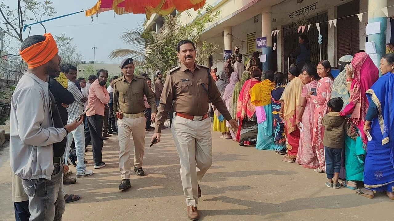 Voting for Lohardaga Municipal Council was first fast and then slow, 52.87% voting till 3 pm, Sukhdev Bhagat-Dheeraj Sahu cast 48 votes. 17 3