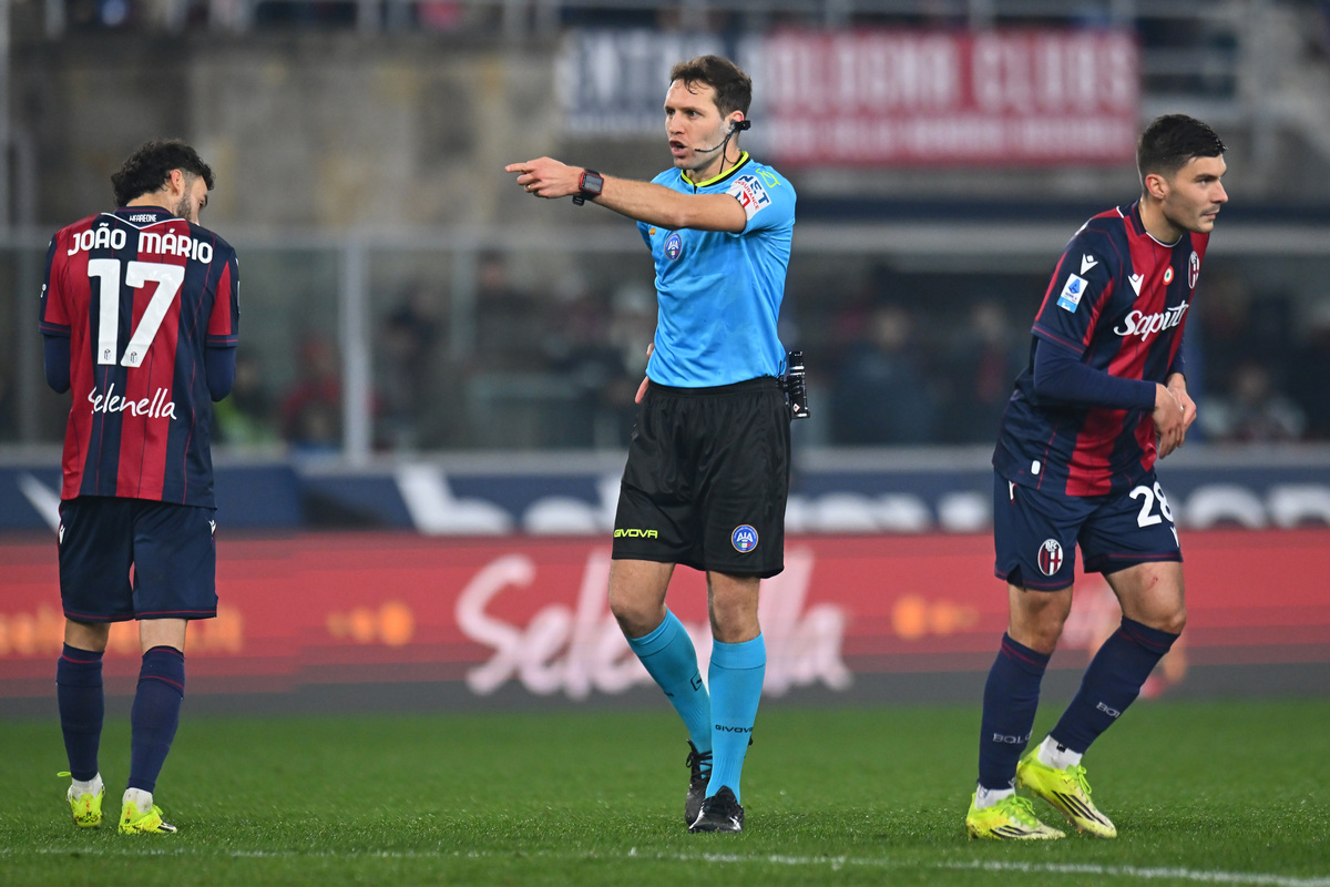 BOLOGNA, ITALY - FEBRUARY 23: Referee Marcenaro gestures for penalty during the Serie A match between Bologna FC 1909 and Udinese Calcio at Renato Dall'Ara Stadium on February 23, 2026 in Bologna, Italy. (Photo by Alessandro Sabattini/Getty Images)