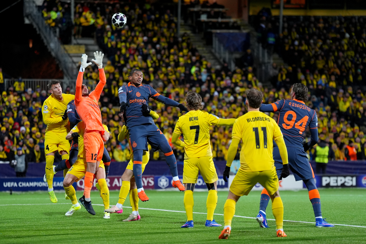 BODO, NORWAY - FEBRUARY 18: Nikita Khaikin of Bodo/Glimt catches the ball whilst under pressure from Manuel Akanji of FC Internazionale Milano during the UEFA Champions League 2025/26 League Knockout Play-off First Leg match between FK Bodo/Glimt and FC Internazionale Milano at Aspmyra Stadion on February 18, 2026 in Bodo, Norway. (Photo by Martin Ole Wold/Getty Images)
