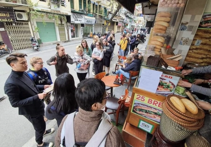 Customers line up at Lan Ong bread. Photo: BMBQ