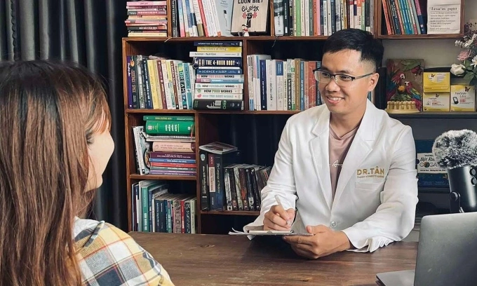 Doctor Tan advises patients. Photo: Provided by doctor