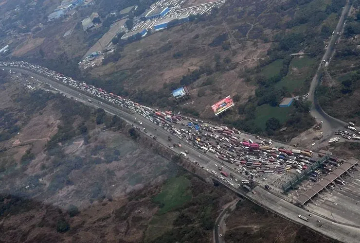 mumbai pune expressway traffic jam