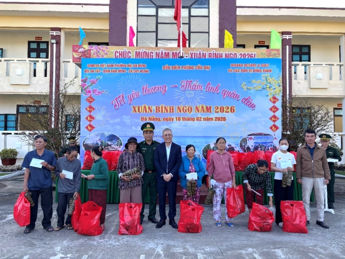 Representative from Hoiana visited and presented Tet gifts to locals at Cua Dai Border Guard Station. Photo courtesy of Hoiana Resort & Golf
