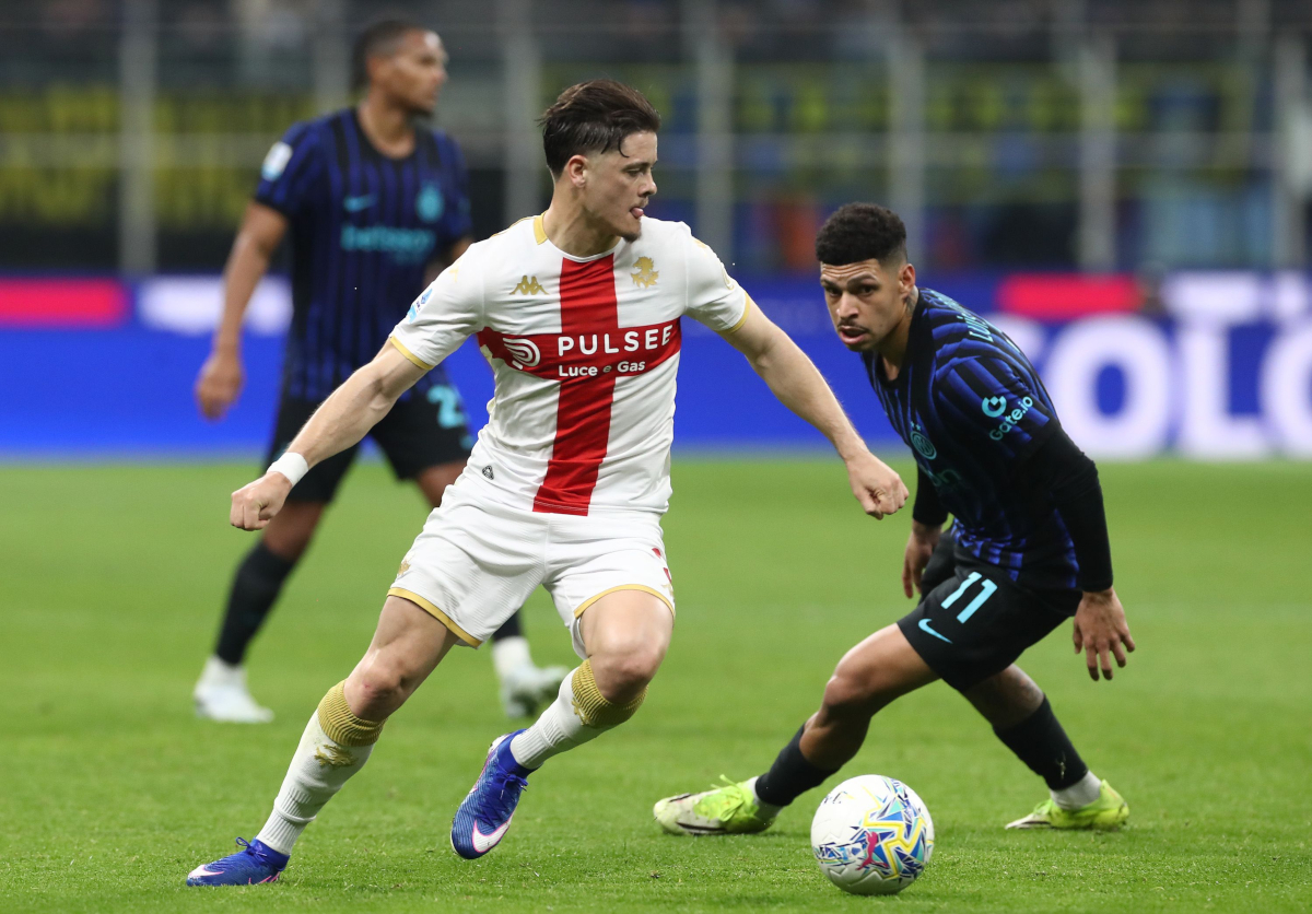 MILAN, ITALY - FEBRUARY 28: Vitinha of Genoa CFC is pressured by Luis Henriqueof FC Internazionale during the Serie A match between FC Internazionale and Genoa CFC at Giuseppe Meazza Stadium on February 28, 2026 in Milan, Italy. (Photo by Marco Luzzani/Getty Images)
