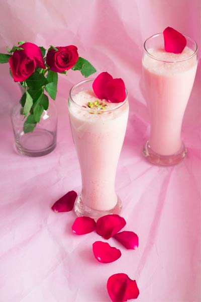 Gulab-lassi