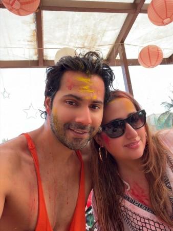 Katrina Kaif–Vicky Kaushal, Ranbir Kapoor, Soha Ali Khan, Javed Akhtar- Shabana Azmi: B- Town dances, drinks, celebrates Holi with joy