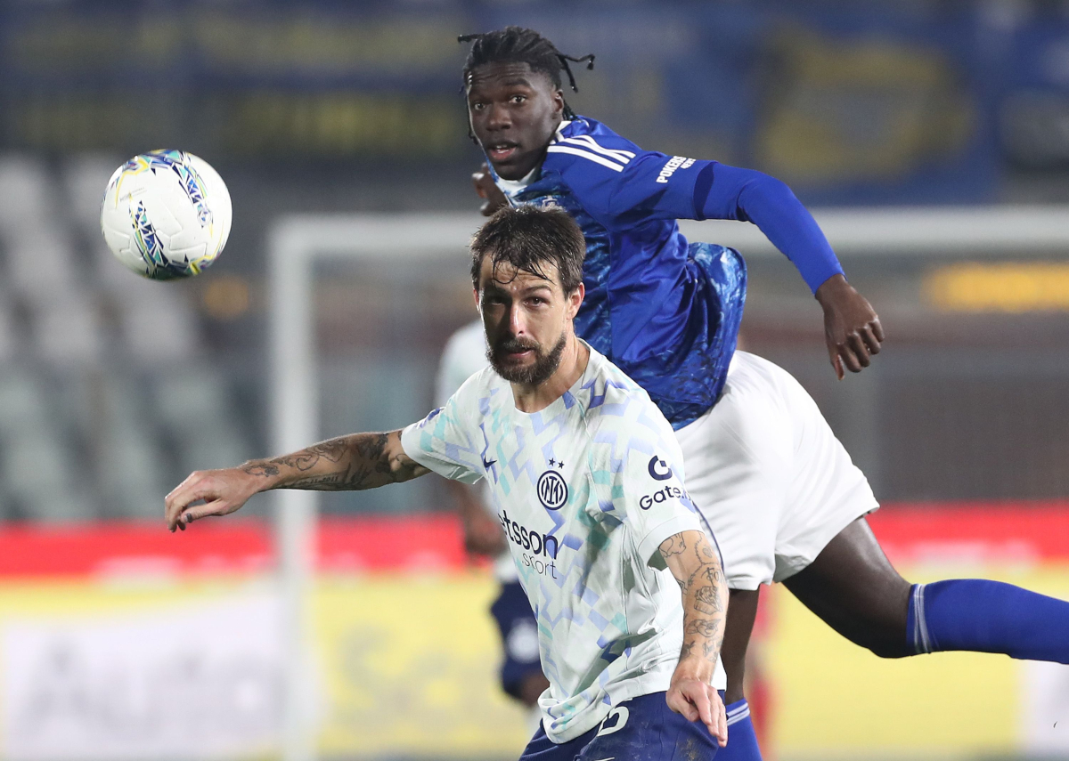 COMO, ITALY - MARCH 03: Assane Diao of Como 1907 and Francesco Acerbi of FC Internazionale jump for the ball during the Coppa Italia match between Como 1907 and FC Internazionale at Giuseppe Sinigaglia Stadium on March 03, 2026 in Como, Italy. (Photo by Marco Luzzani/Getty Images)