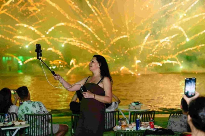 Foreign visitors recorded a firework show. Photo courtesy of Sun Group