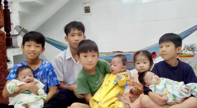 Sinh and Thao have 8 children, the youngest is 6 months old, the oldest is 13 years old. Photo: Provided by family