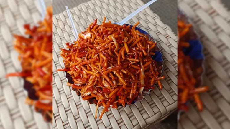 Plate of spicy Chinese bhel made with crispy noodles