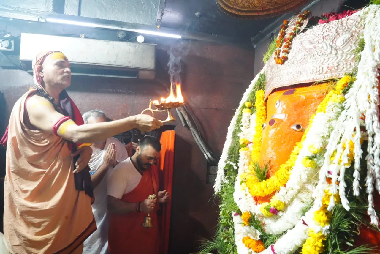 Shankaracharya left for Lucknow for religious war to declare mother cow as the mother of the state.