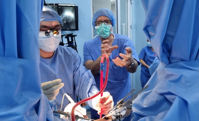 Dr. Do Lenh Hung (left) and professor Joel Gelman in the operating room. Photo: Tran Nhung