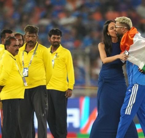 India wins WC: Hardik Pandya kisses GF Mahieka Sharma; Ishan Kishan kisses GF Aditi Hundia; SRK, PM Modi, Virat-Anushka congratulate Team India India wins WC: Hardik Pandya kisses GF Mahieka Sharma; Ishan Kishan kisses GF Aditi Hundia; SRK, PM Modi, Virat-Anushka congratulate Team India