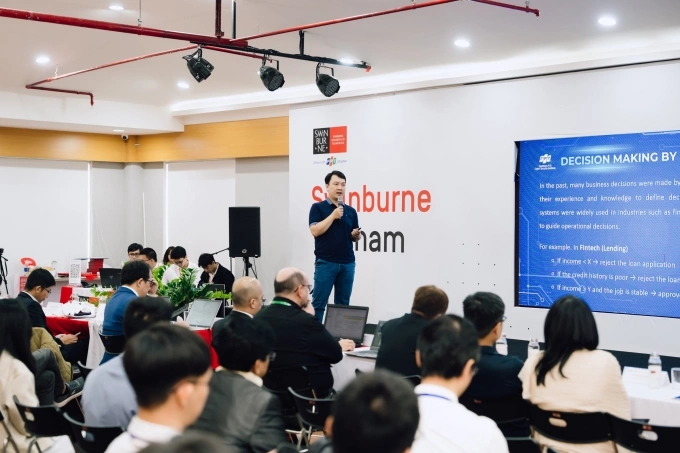 Dr. Tran The Hung, Director of the Decision Intelligence & Optimization Lab at the Quantum AI & Cyber Security Research Institute (QACI) of the FPT Group, discusses the emerging technologies that FPT is focusing on developing. Photo courtesy of ICIIT