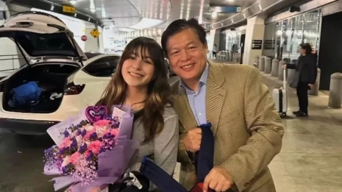 An old photo of Alysa Liu and her father Arthur Liu. Photo by Instagram/@alysaxliu