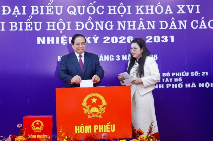 Prime Minister Pham Minh Chinh and his spouse cast ballots at Polling Station No. 21 in Tay Ho ward, Hanoi, on March 15 2026. Photo by VGP