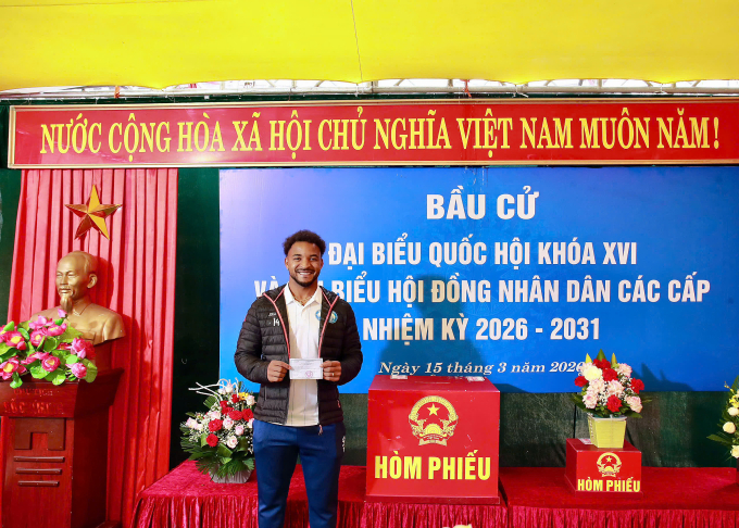 Brazilian-Vietnamese naturalized striker Nguyen Xuan Son voted at Tuc Mac cultural house in Nam Dinh ward, Ninh Binh province on the afternoon of March 15, 2026. Photo: Nam Dinh FC