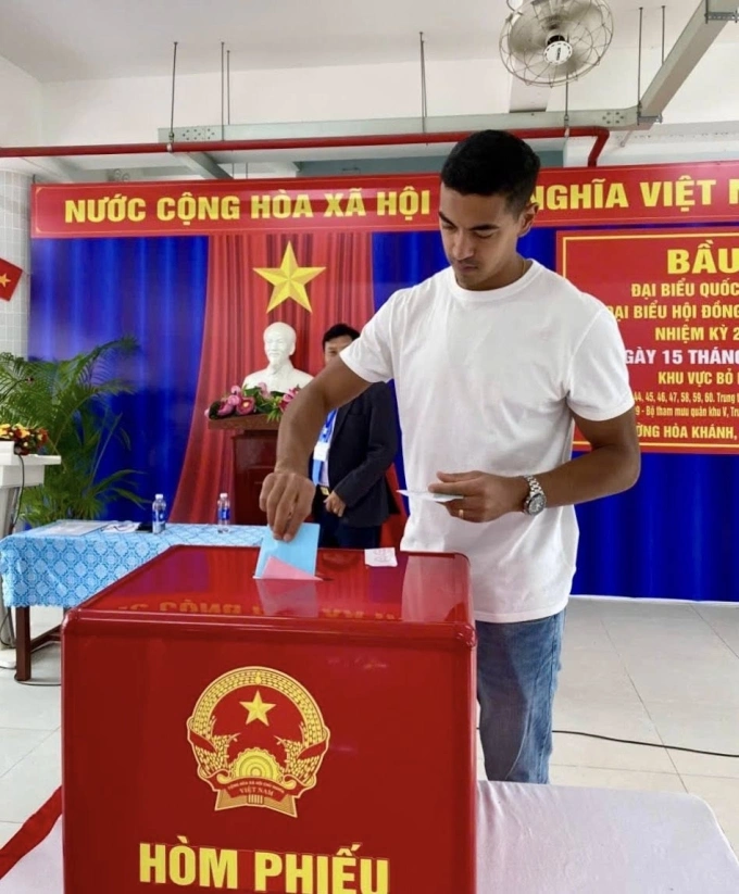 Brazilian-Vietnamese naturalized midfielder Do Phi Long voted in Hoa Khanh ward in Da Nang on the morning of March 15, 2026. Photo: Da Nang Club