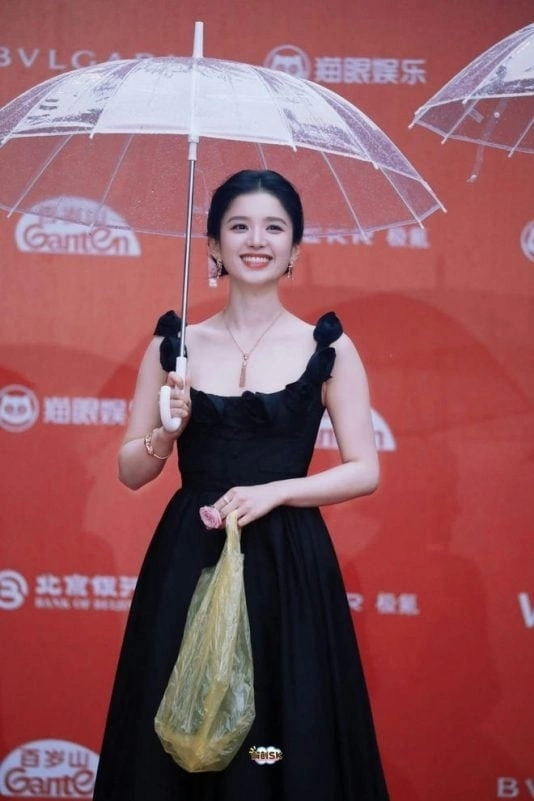 Chinese actress Zhang Jingyi carries a yellow pastic bag on the red carpet at the 2025 Beijing International Film Festival. Photo from X/@mdAmjadMansuri