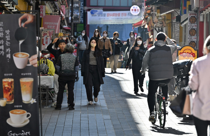 Pedestrians walk through the Myeongdong shopping district in Seoul on October 12, 2022. Photo by AFP