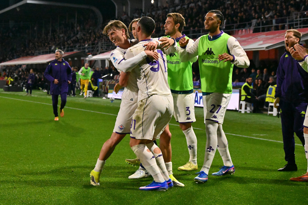 CREMONA, ITALY - MARCH 16: Albert Gudmundsson of ACF Fiorentina celebrates after scoring the 1-4 goal during the Serie A match between US Cremonese and ACF Fiorentina at Stadio Giovanni Zini on March 16, 2026 in Cremona, Italy. (Photo by Marco M. Mantovani/Getty Images)