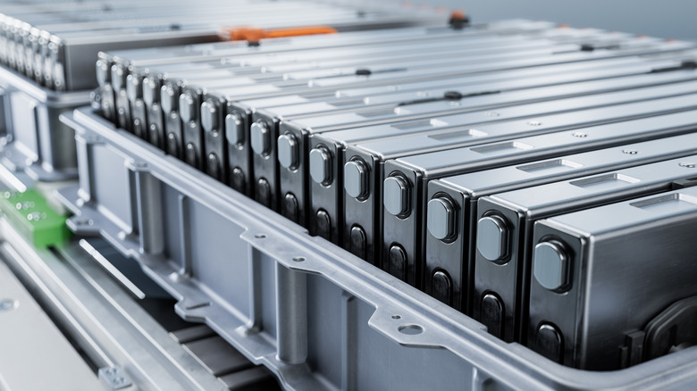 high voltage battery assembly for an electric/hybrid car