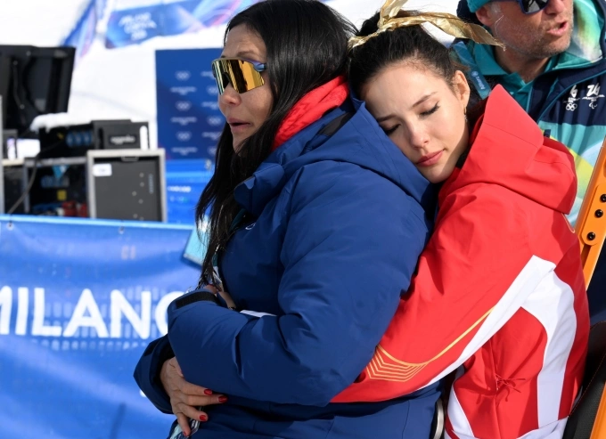 Eileen Gu embraces her mother during the 2026 Winter Olympics in Milan-Cortina, Italy. Photo by Instagram/@eileengu
