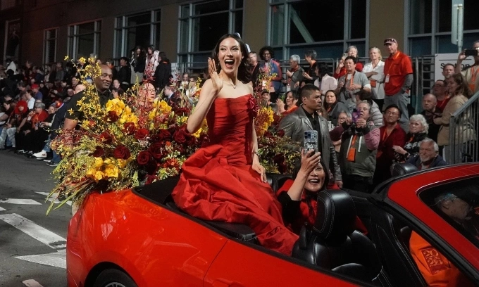 Eileen Gu and her mother, Yan Gu, wave to the crowd as they lead a parade celebrating the Lunar New Year in San Francisco, California, U.S., on March 7, 2026. Photo by AP