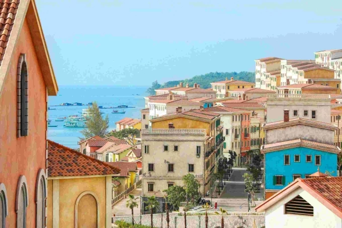 Santo Port features architectural elements inspired by Mediterranean coastal towns. Photo courtesy of Sun Group