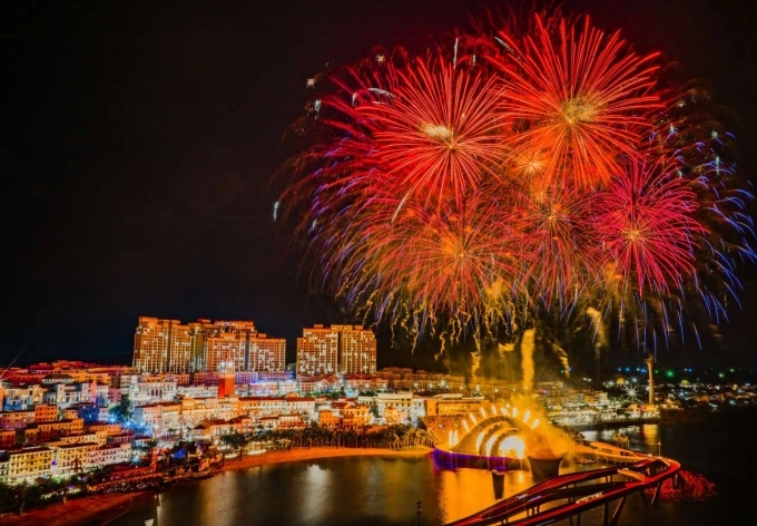 Fireworks show at Kiss Bridge, Phu Quoc. Photo courtesy of Sun Group